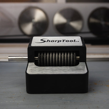 SharpTool 2.0 compacte slijptool voor multitoolbladen in een professionele werkplaatsomgeving