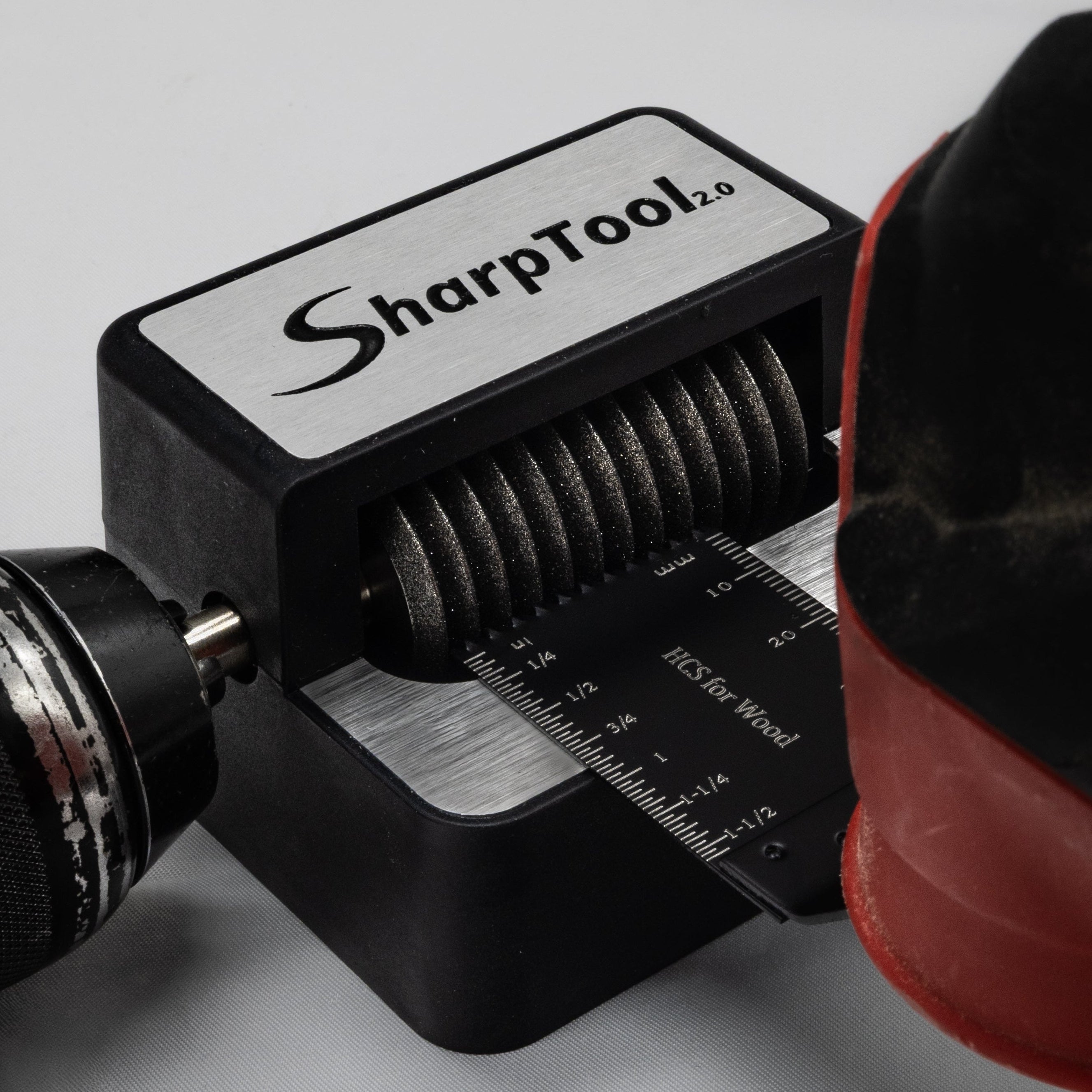 SharpTool 2.0 slijpt een multitoolblad in 10 seconden met behulp van een boormachine